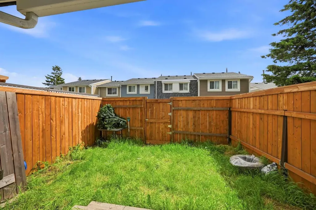 409 Georgian Villas NE Calgary AB T2A 7E3