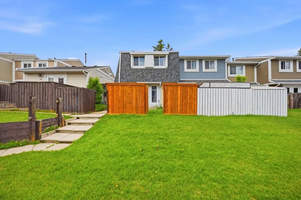 409 Georgian Villas NE Calgary AB T2A 7E3
