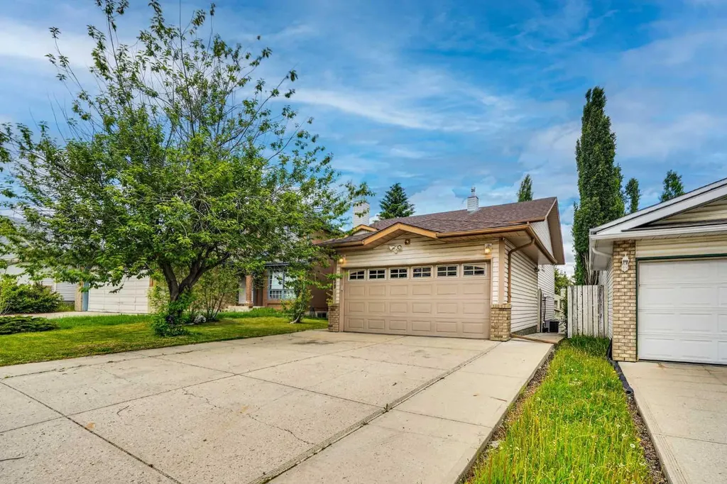 139 Harvest Glen Rise NE Calgary AB T3K4B9