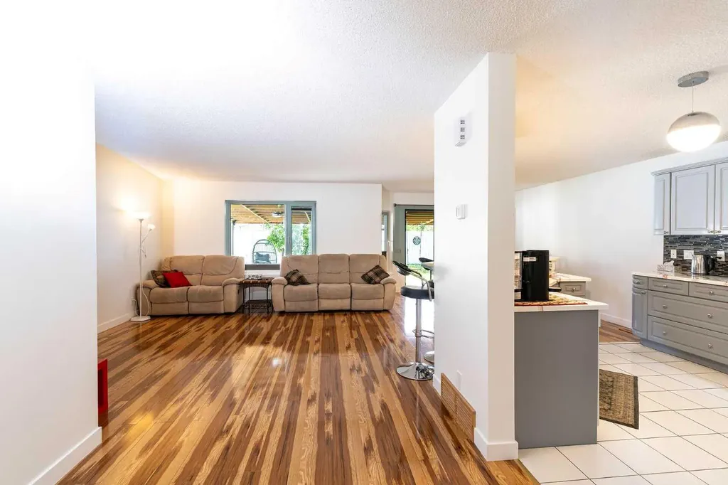 270 Somerside Park SW Calgary AB T2Y 3G5