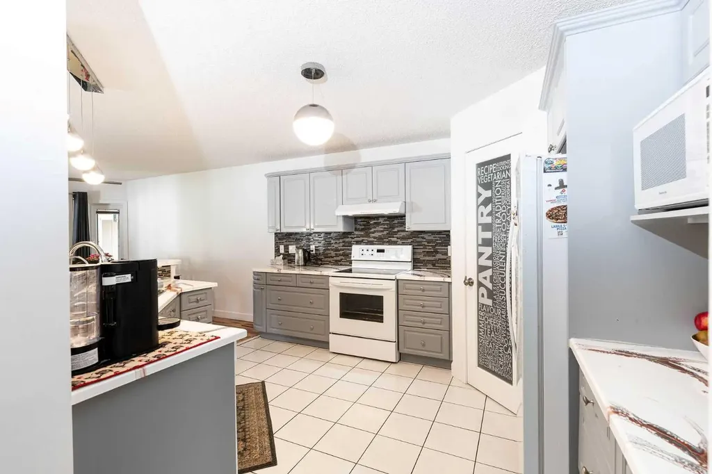 270 Somerside Park SW Calgary AB T2Y 3G5