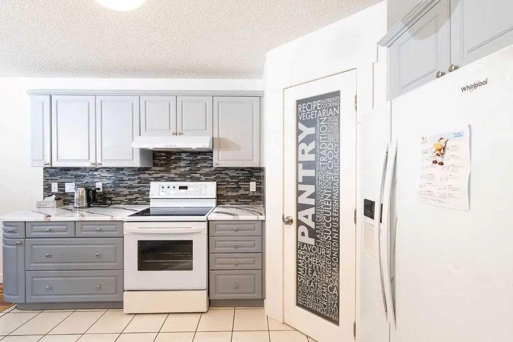 270 Somerside Park SW Calgary AB T2Y 3G5