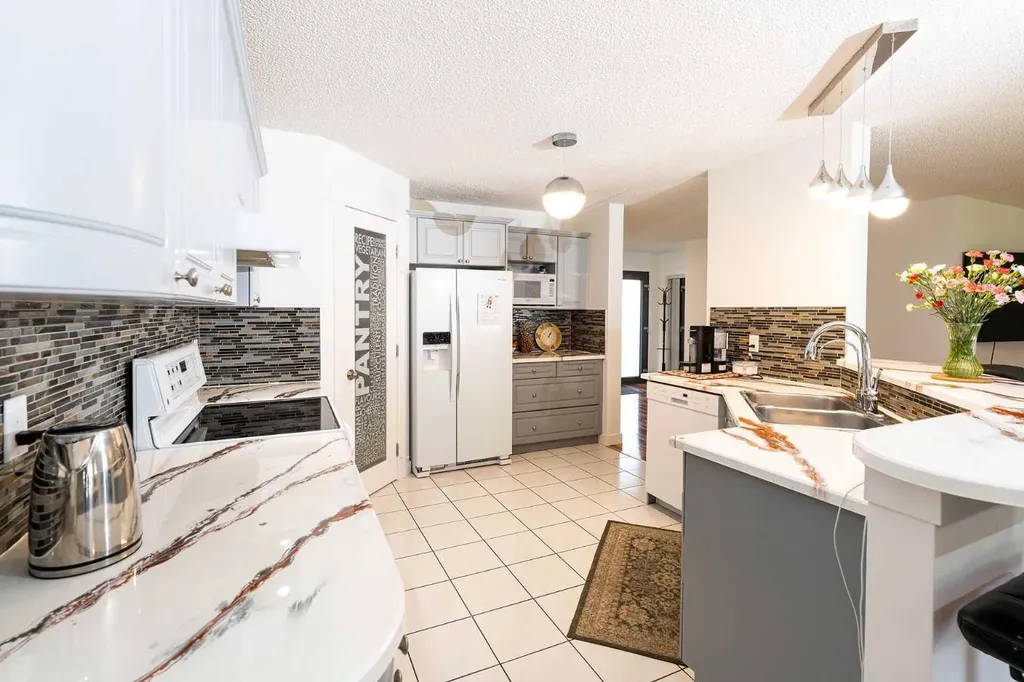 270 Somerside Park SW Calgary AB T2Y 3G5