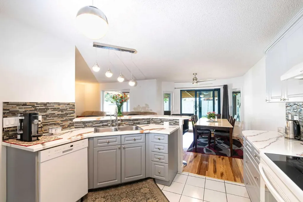 270 Somerside Park SW Calgary AB T2Y 3G5