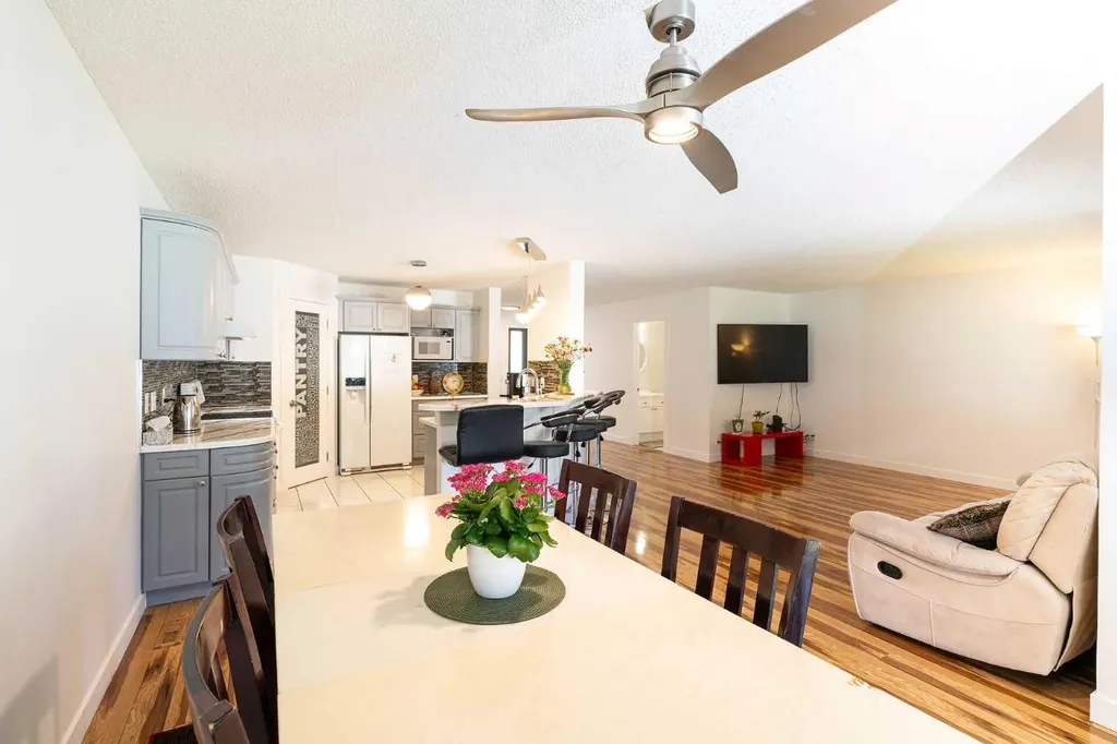270 Somerside Park SW Calgary AB T2Y 3G5