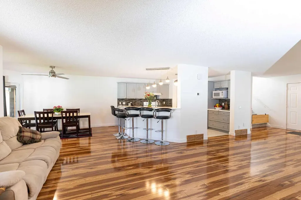 270 Somerside Park SW Calgary AB T2Y 3G5