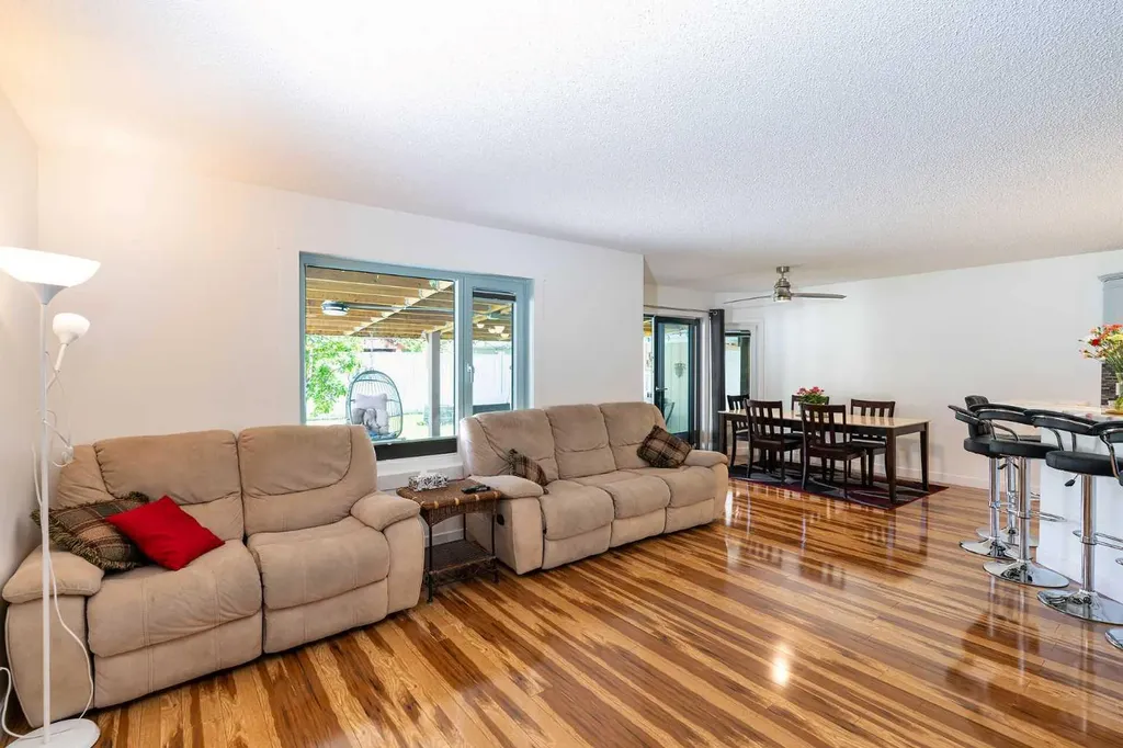 270 Somerside Park SW Calgary AB T2Y 3G5