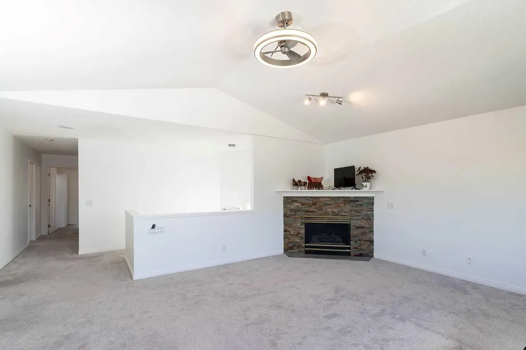 270 Somerside Park SW Calgary AB T2Y 3G5