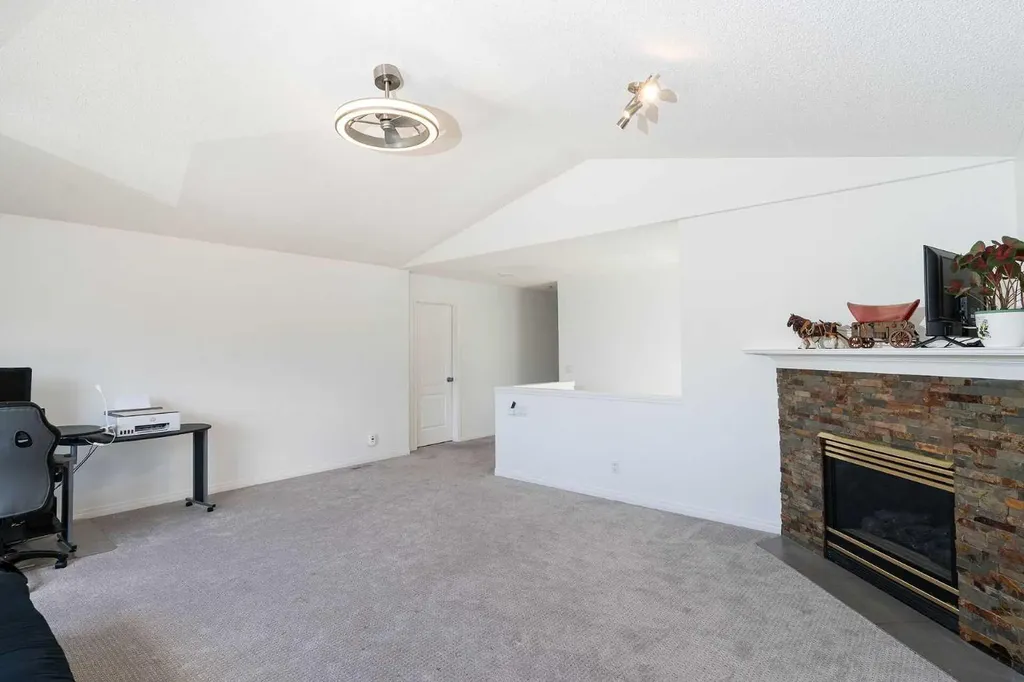 270 Somerside Park SW Calgary AB T2Y 3G5