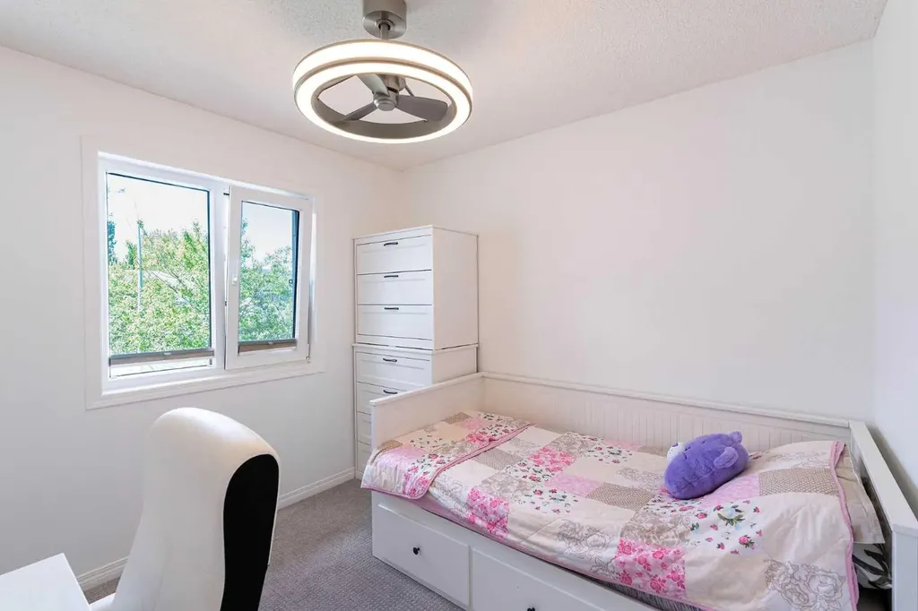 270 Somerside Park SW Calgary AB T2Y 3G5