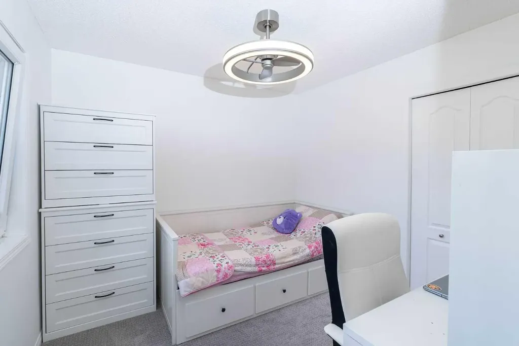 270 Somerside Park SW Calgary AB T2Y 3G5
