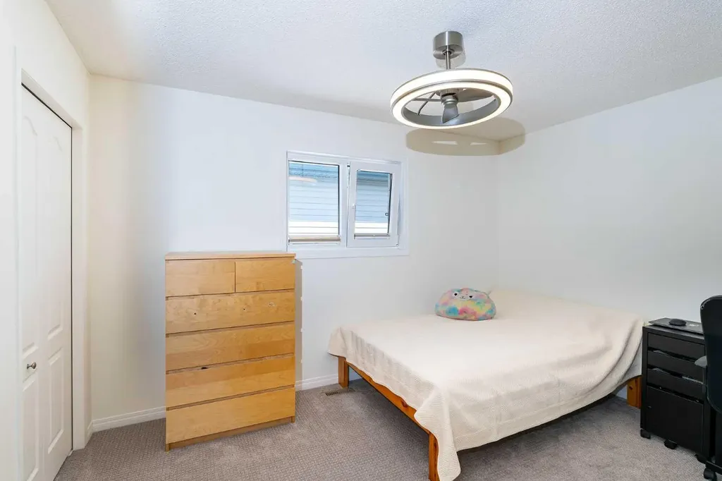 270 Somerside Park SW Calgary AB T2Y 3G5