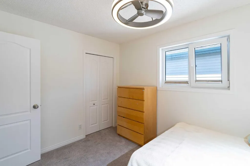270 Somerside Park SW Calgary AB T2Y 3G5