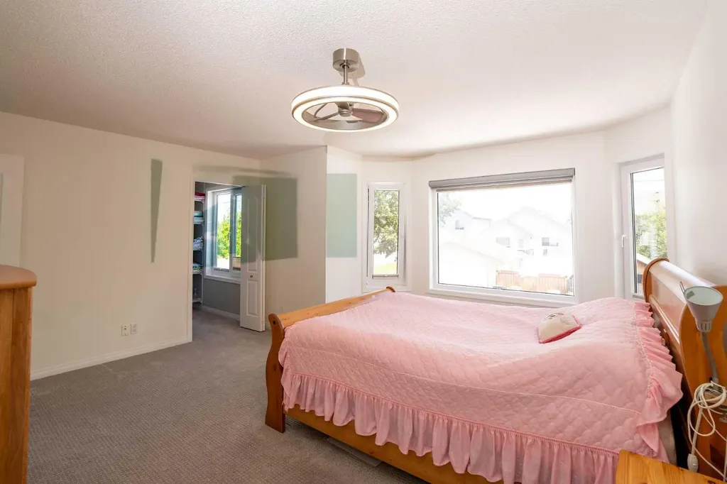 270 Somerside Park SW Calgary AB T2Y 3G5