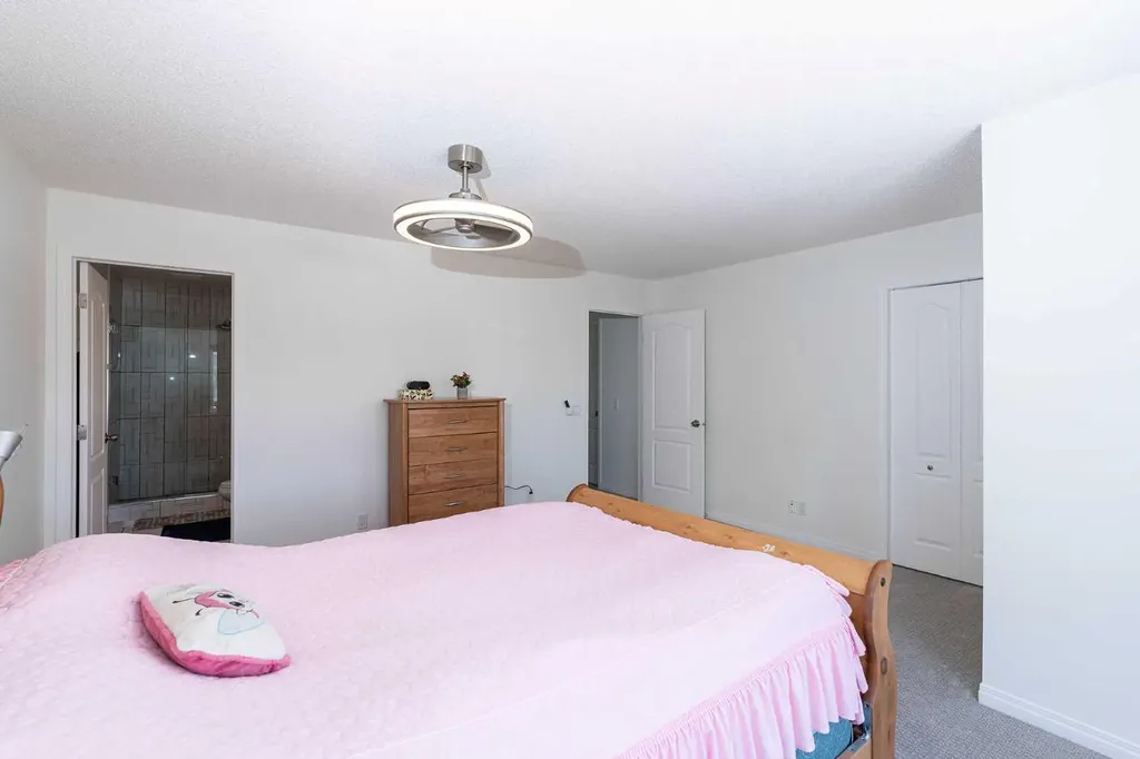 270 Somerside Park SW Calgary AB T2Y 3G5
