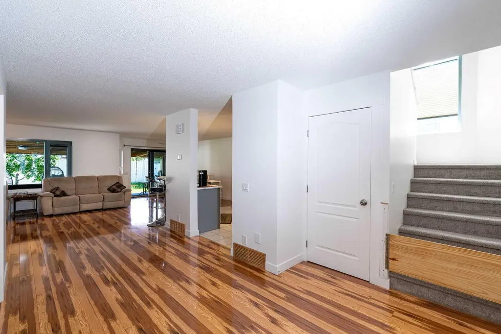 270 Somerside Park SW Calgary AB T2Y 3G5