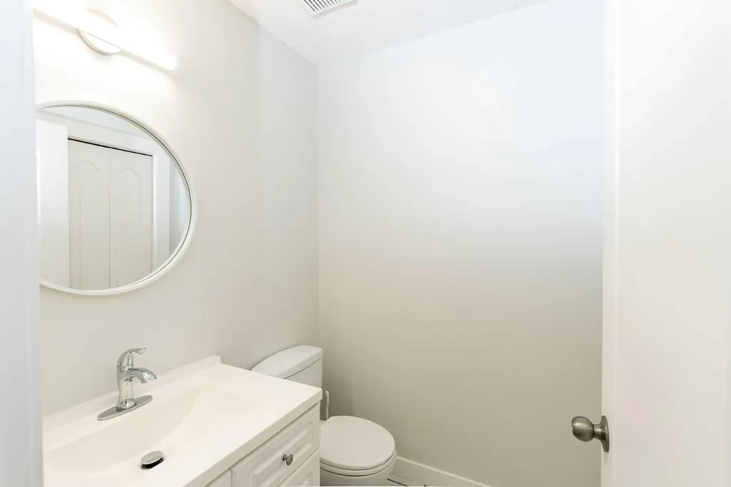 270 Somerside Park SW Calgary AB T2Y 3G5