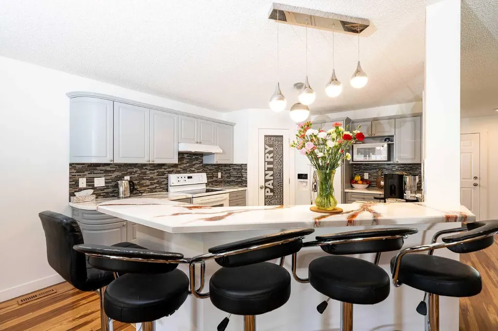 270 Somerside Park SW Calgary AB T2Y 3G5