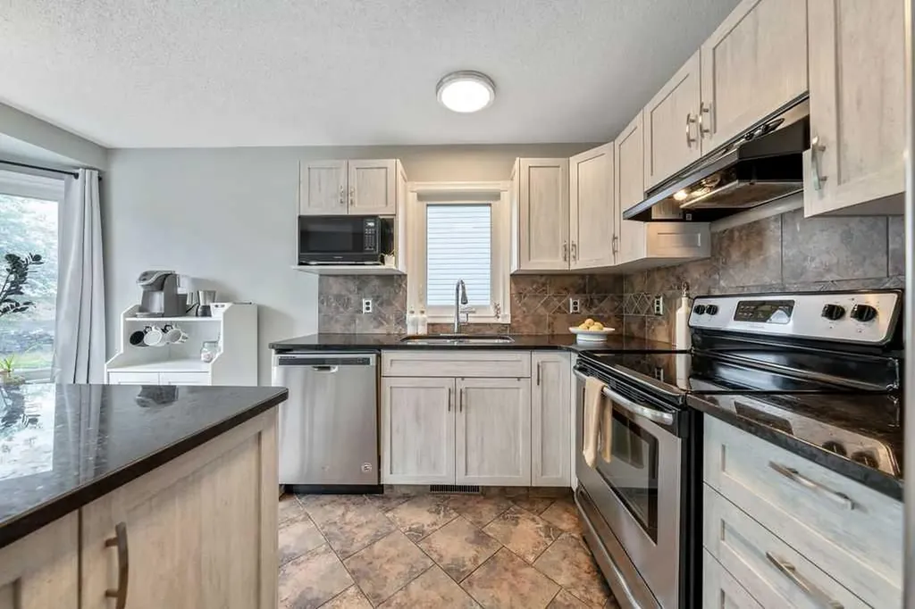 92 Waterstone Crescent SE Airdrie AB T4B 2E5