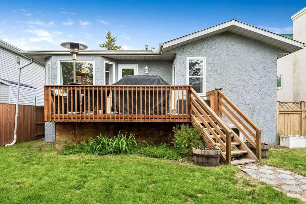 92 Waterstone Crescent SE Airdrie AB T4B 2E5