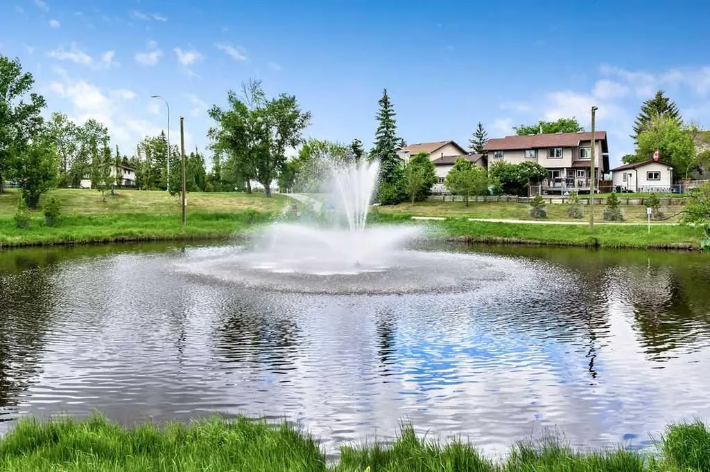 92 Waterstone Crescent SE Airdrie AB T4B 2E5