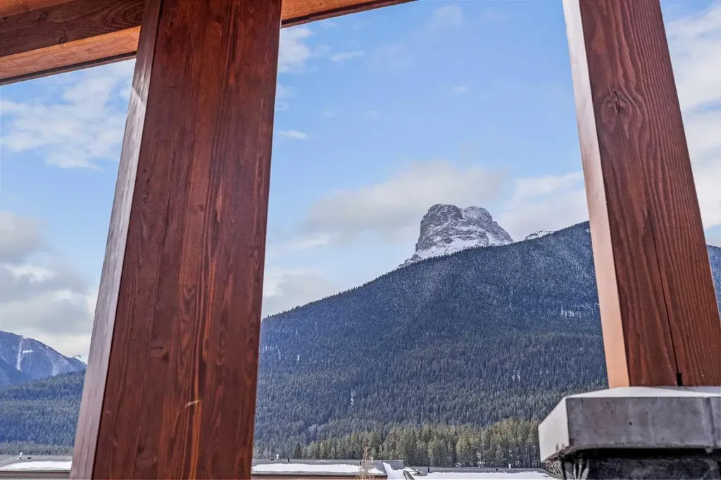 106 Stewart Creek Rise Canmore AB T1W 0N3
