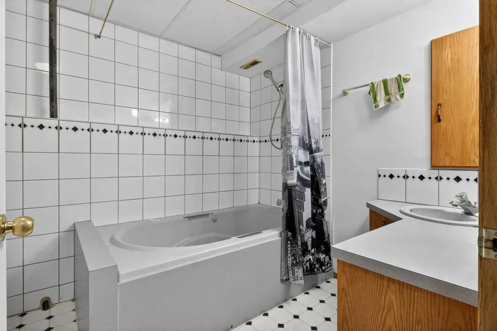 40 Erin Circle SE Calgary AB T2B 3H9