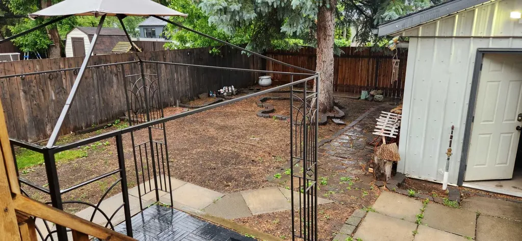 526 33 Street S Lethbridge AB T1J 4G4