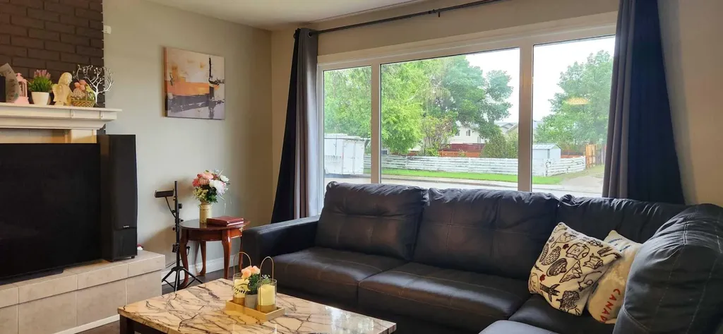 526 33 Street S Lethbridge AB T1J 4G4