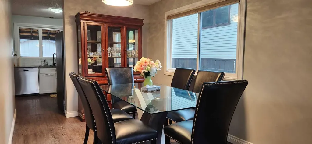 526 33 Street S Lethbridge AB T1J 4G4