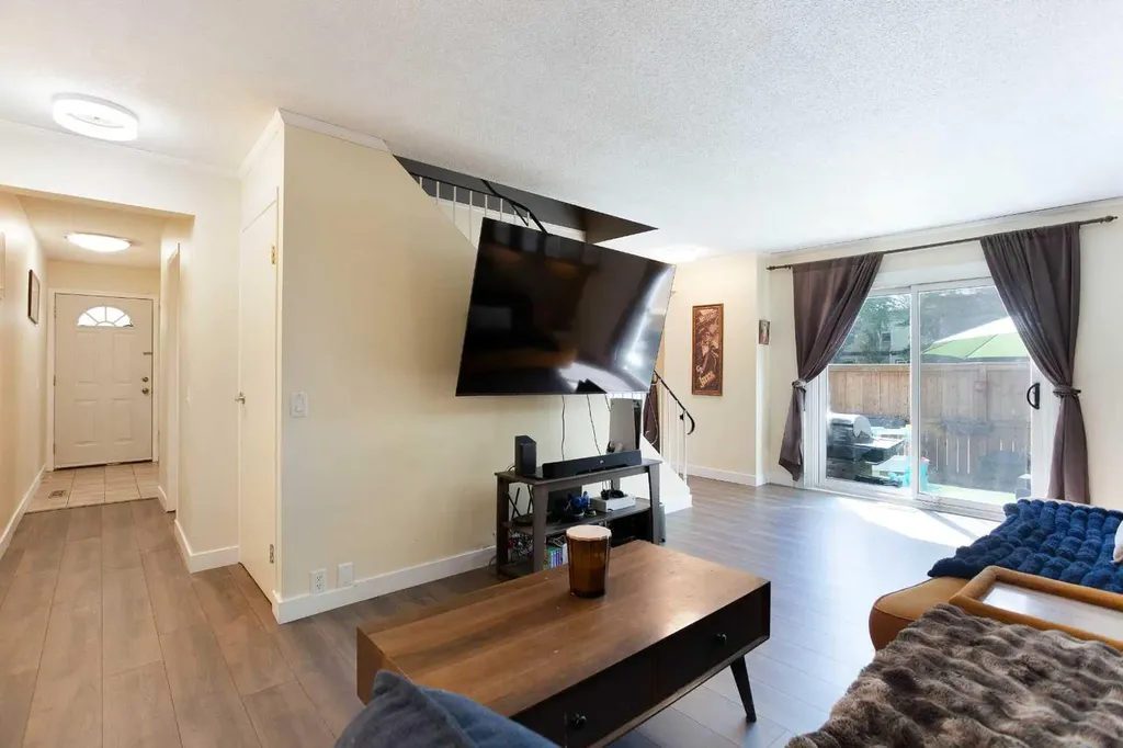 630 Sabrina Road SW Calgary AB T2W 2N7