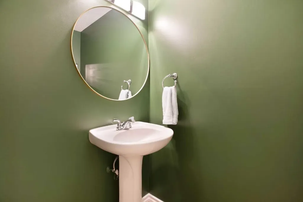 630 Sabrina Road SW Calgary AB T2W 2N7