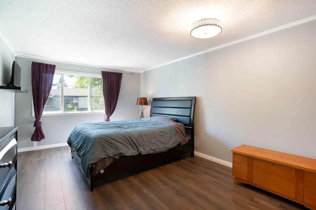 630 Sabrina Road SW Calgary AB T2W 2N7