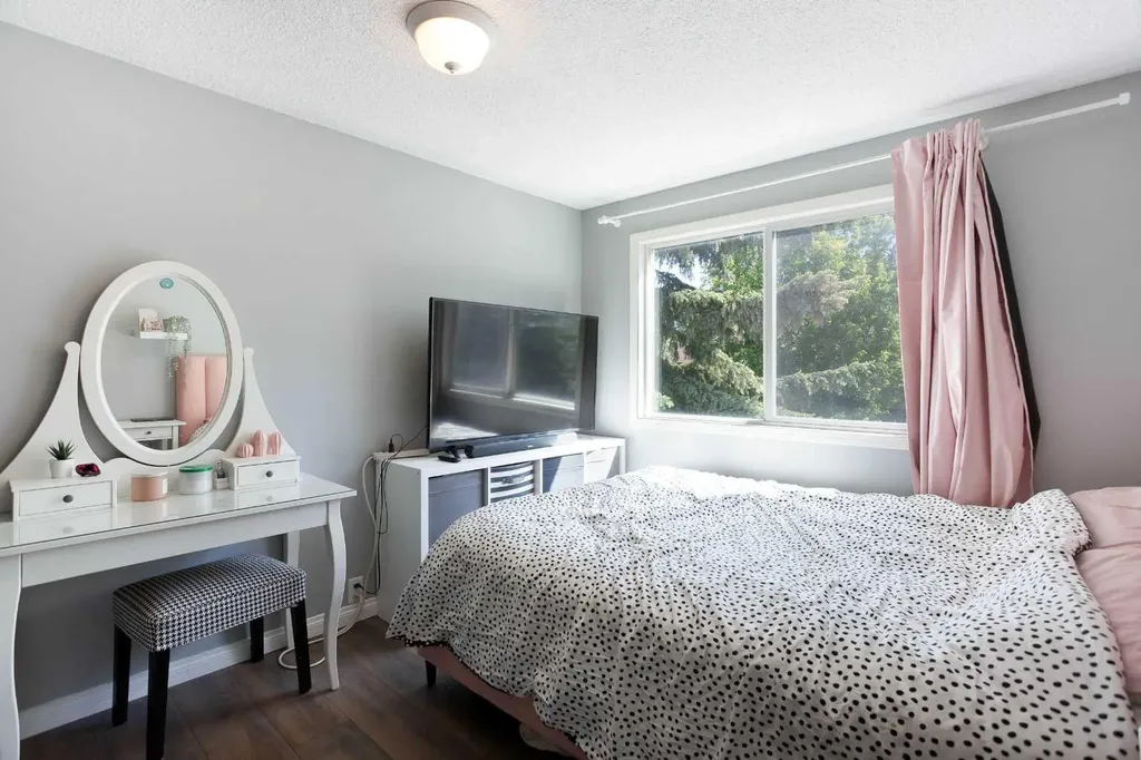 630 Sabrina Road SW Calgary AB T2W 2N7