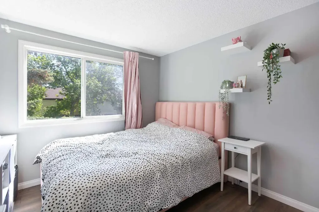 630 Sabrina Road SW Calgary AB T2W 2N7