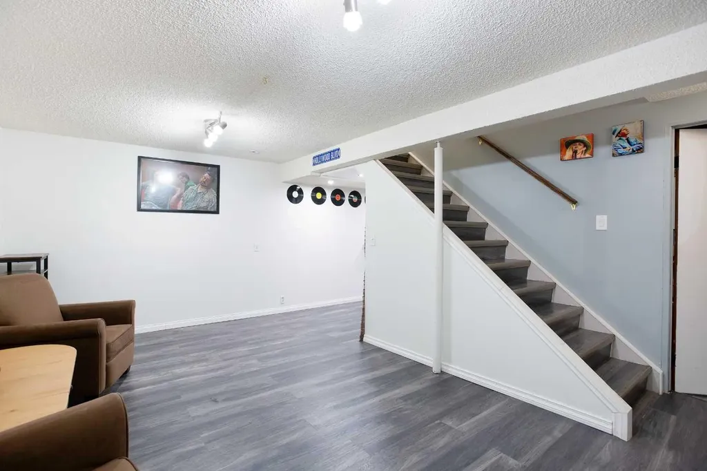 630 Sabrina Road SW Calgary AB T2W 2N7