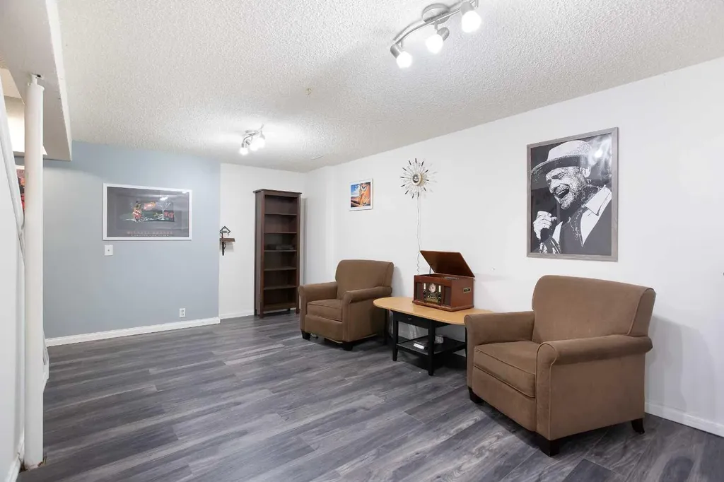 630 Sabrina Road SW Calgary AB T2W 2N7