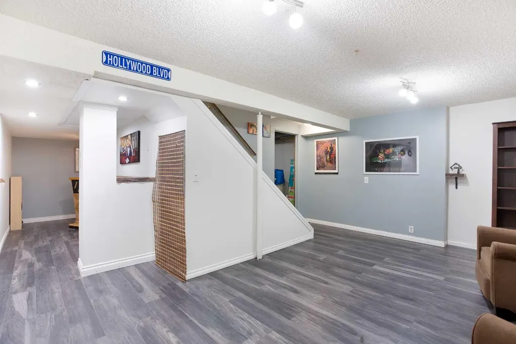 630 Sabrina Road SW Calgary AB T2W 2N7