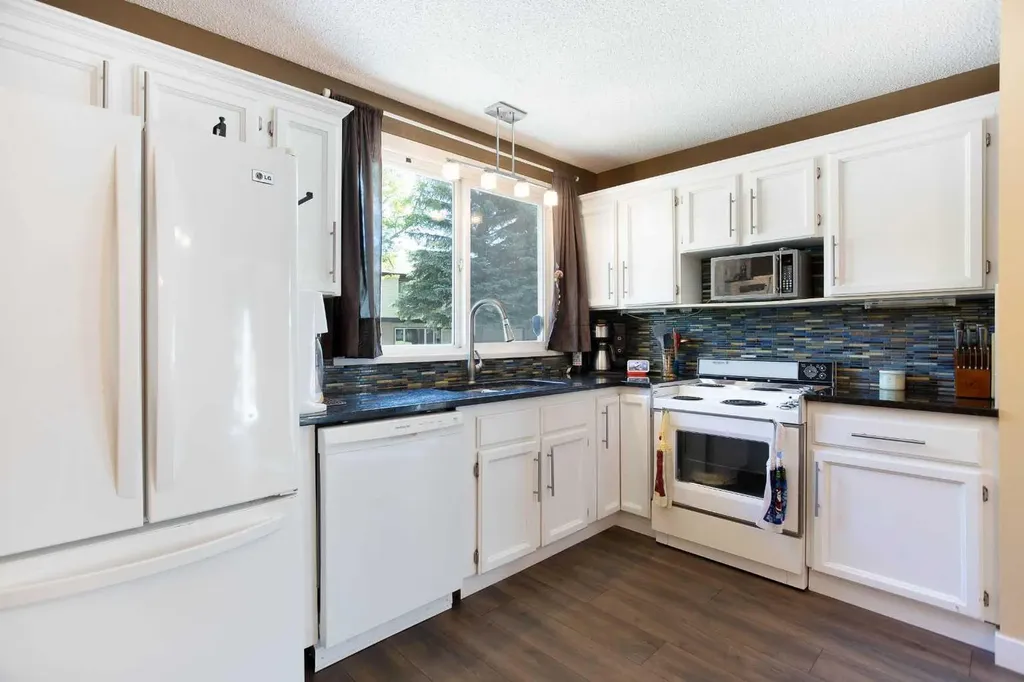 630 Sabrina Road SW Calgary AB T2W 2N7