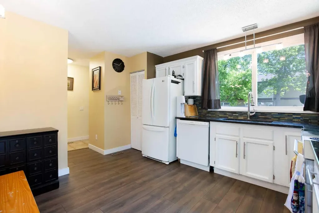 630 Sabrina Road SW Calgary AB T2W 2N7