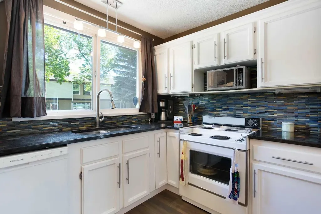 630 Sabrina Road SW Calgary AB T2W 2N7