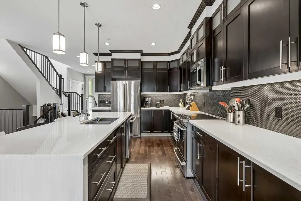 406 25 Avenue NW Calgary AB T2M 2A7