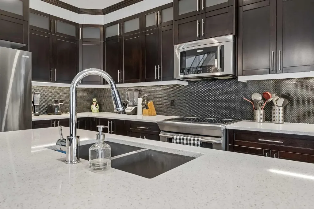 406 25 Avenue NW Calgary AB T2M 2A7