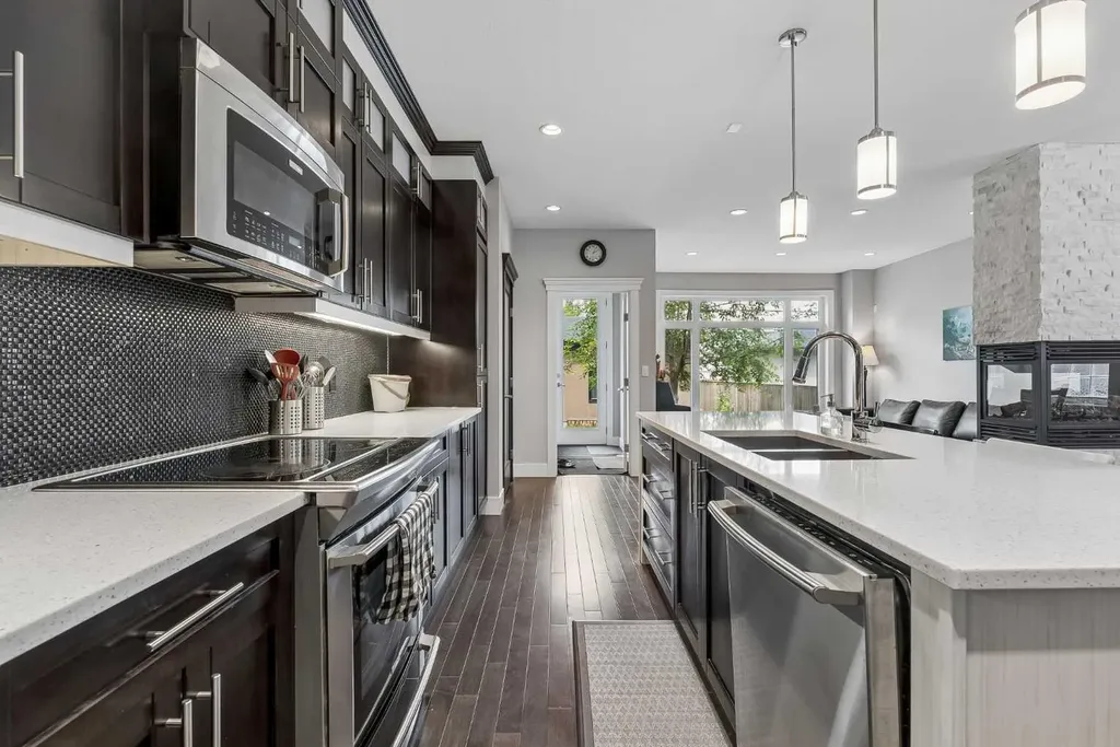 406 25 Avenue NW Calgary AB T2M 2A7
