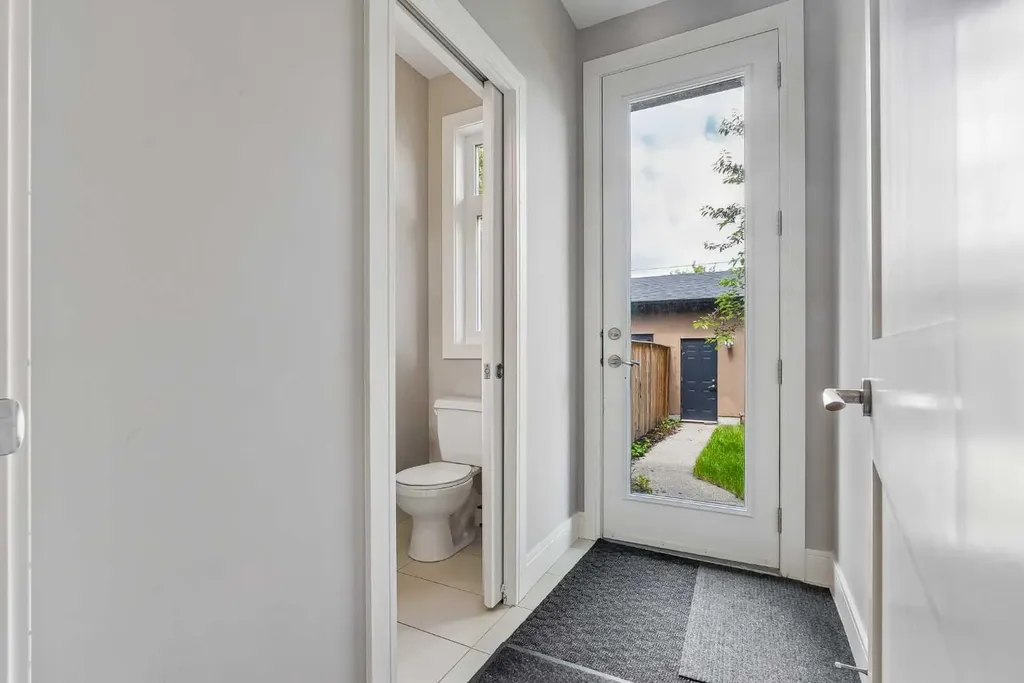 406 25 Avenue NW Calgary AB T2M 2A7