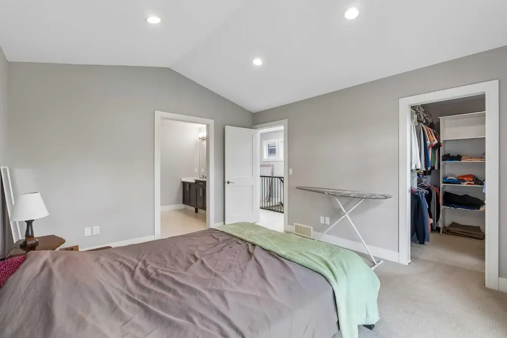 406 25 Avenue NW Calgary AB T2M 2A7