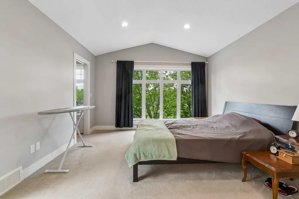 406 25 Avenue NW Calgary AB T2M 2A7