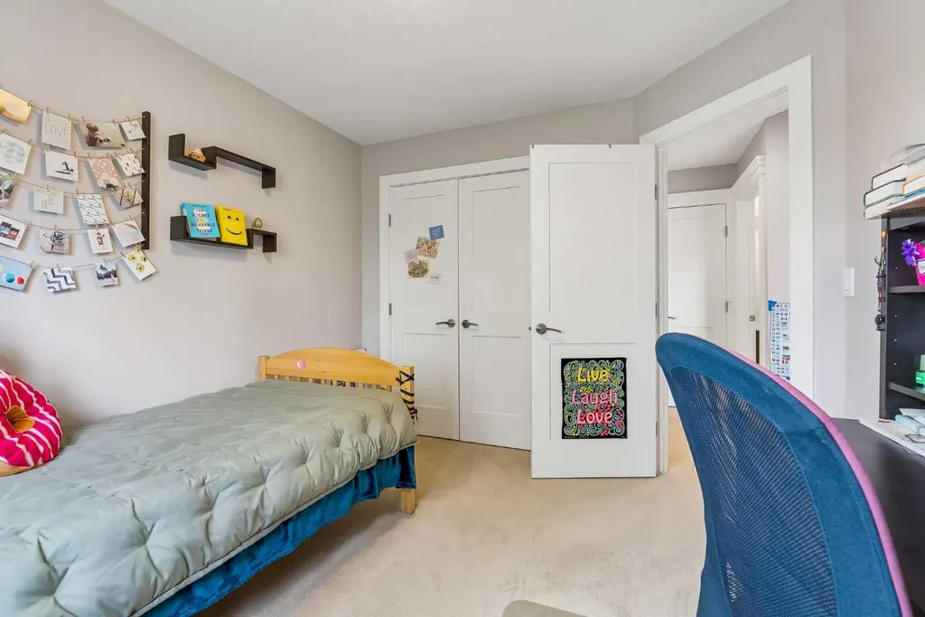 406 25 Avenue NW Calgary AB T2M 2A7