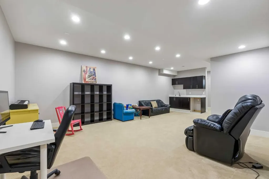 406 25 Avenue NW Calgary AB T2M 2A7