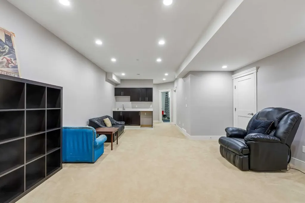 406 25 Avenue NW Calgary AB T2M 2A7